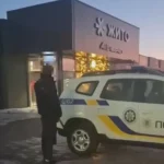 У Житомирі 18-річний юнак справляв природні потреби біля авто поліції