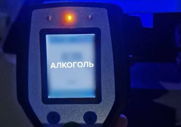 На Київській у Житомирі патрульні зупинили Mercedes: водій був нетверезим та позбавленим права керувати авто на 10 років