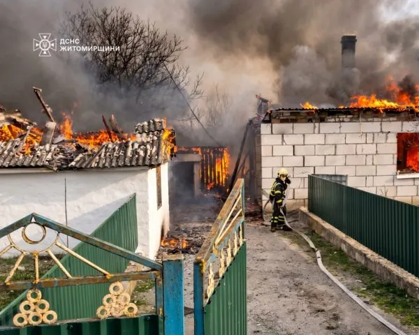 Пожежа у селі Щербини: через щільну забудову вогонь перекинувся з будинку на сарай