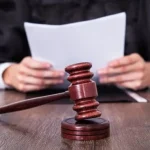 У Житомирі судитимуть чоловіків за конфлікт у магазині та побиття покупця