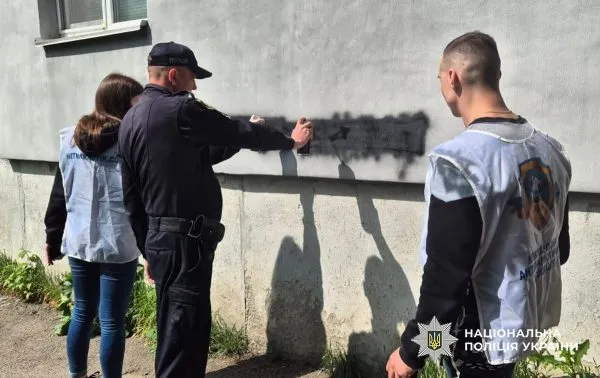 У Житомирі правоохоронці разом з містянами провели рейд по знищенню реклами наркотиків