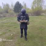 Під час очищення водойми жителі одного з сіл неподалік Житомира натрапили на артснаряд