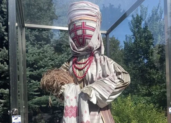 Скандал у День вишиванки: житомирські чиновники зізнаються в любові до традицій поруч із занедбаним оберегом