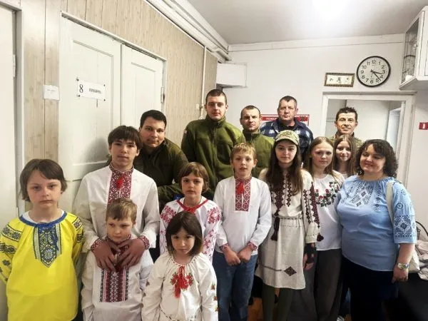 Діти та вихователі ДБСТ підтримали воїнів у житомирському госпіталі власними поробками