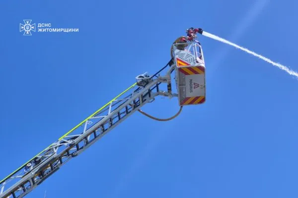 Рятувальники розповіли про ліквідацію пожежі на транспортних та промисловах об'єктах Житомирщини після удару рф