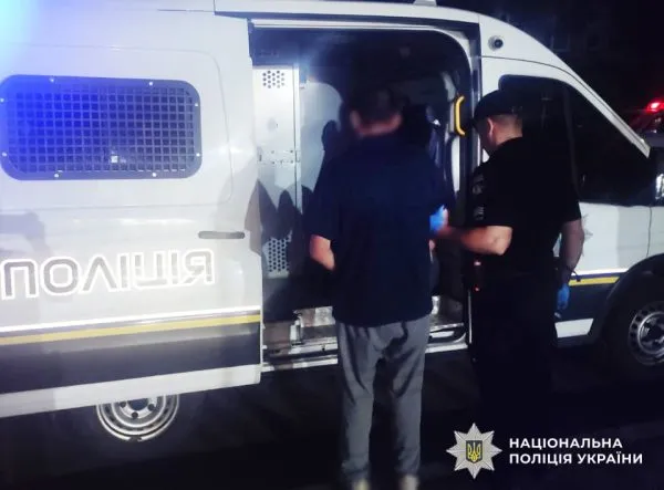 У Житомирі незнайомець під час конфлікту викрав у 20-річного містянина золотий ланцюжок