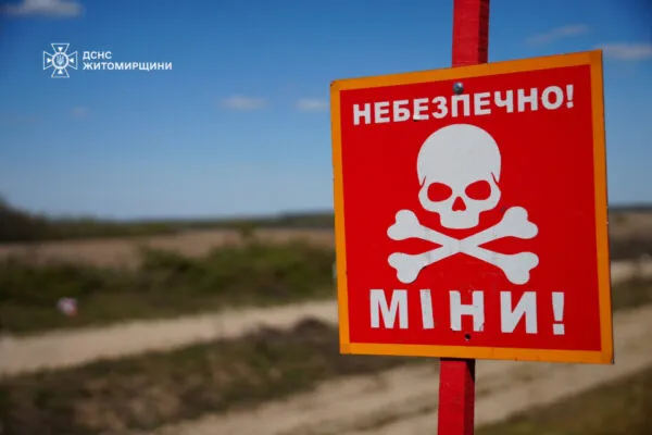 В одній з громад Житомирщини сапери очищують територію від вибухонебезпечних предметів після російської агресії
