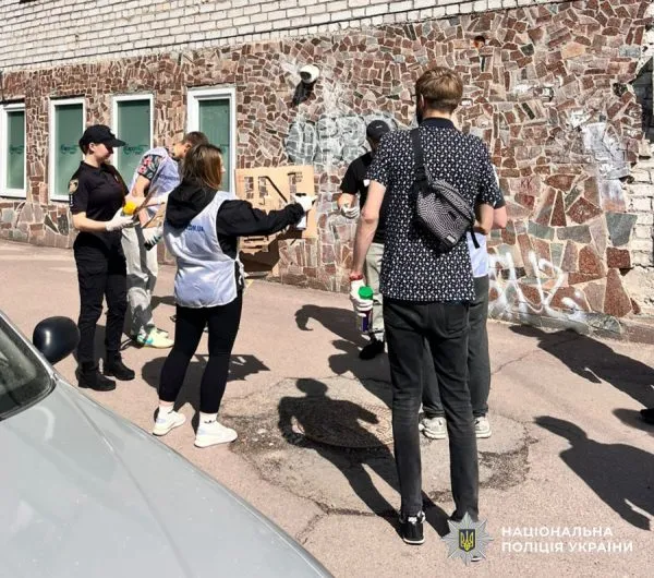 У Житомирі поліцейські спільно з небайдужими громадянами ліквідовують наркорекламу