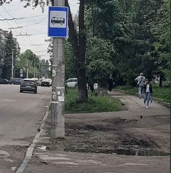 Де робити посадку? Житомиряни скаржаться на аварійний стан зупинки біля обласної лікарні