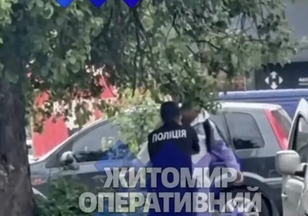 У Житомирі на Польовій сталася сутичка між чоловіком і поліцією. ВІДЕО