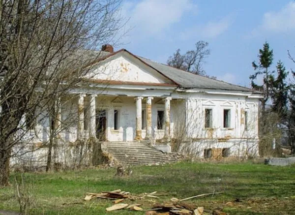 На Житомирщині руйнується палац ХІХ століття: місцеві розтягують маєток на цеглу