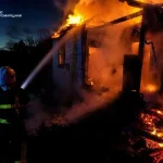 Дах вигорів вщент через коротке замикання: як рятувальники відбивали обійстя у вогню під Житомиром. ФОТО
