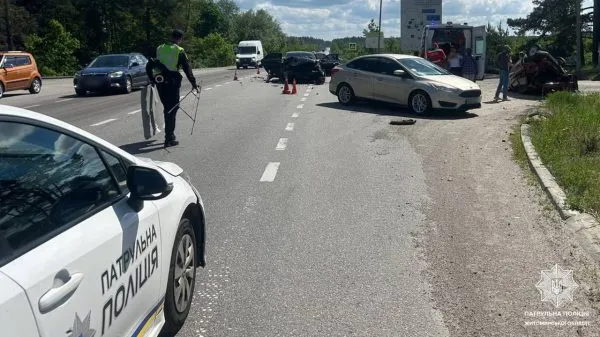 Через масштабну аварію з потерпілими на виїзді з Житомирщини заблоковано рух
