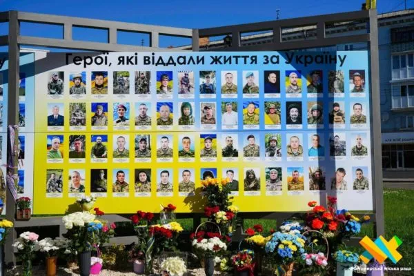 День Героїв у Житомирі: на Алеї освятили 15-й стенд із 60 портретами полеглих захисників