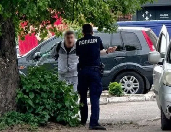 Озброєний напад на патруль у Житомирі: чоловік із ножем погрожував поліцейському та намагався втекти