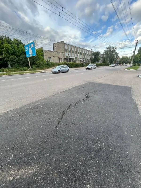 Новий асфальт на Корбутівці у Житомирі потріскався через три дні після укладання. ФОТО
