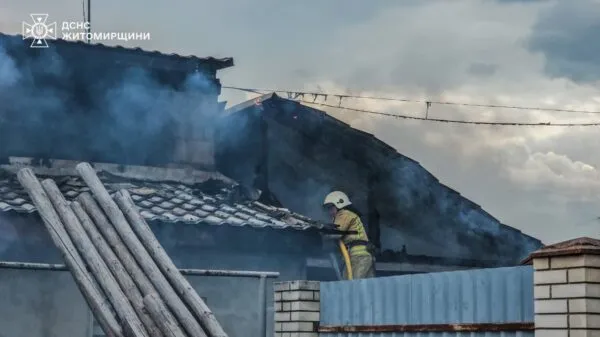 У Житомирі 16 вогнеборців ліквідували пожежу у приватному секторі