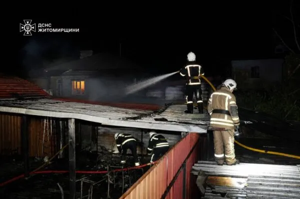 Нічна пожежа у Житомирі: вогнеборці врятували від полум'я близько 10 сусідніх будівель