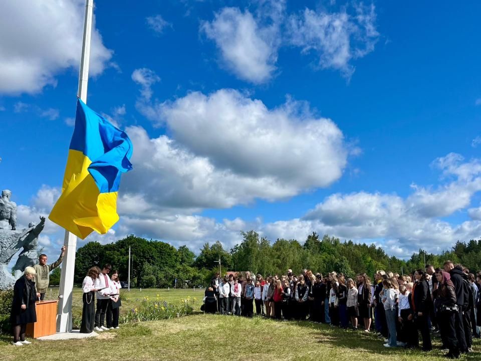 Флагшток з Державним Прапором України