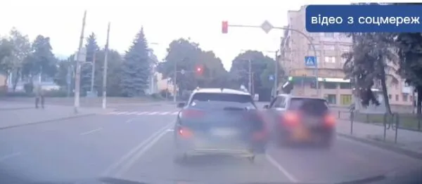 У Житомирі патрульні покарали водійок Mercedes та Hyundai, які поїхали на червоне світло