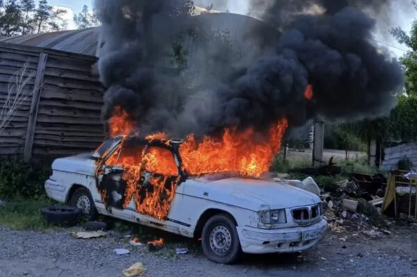 У приватному секторі Житомира підпалили автівку: палаюча «Волга» загрожує вибухом