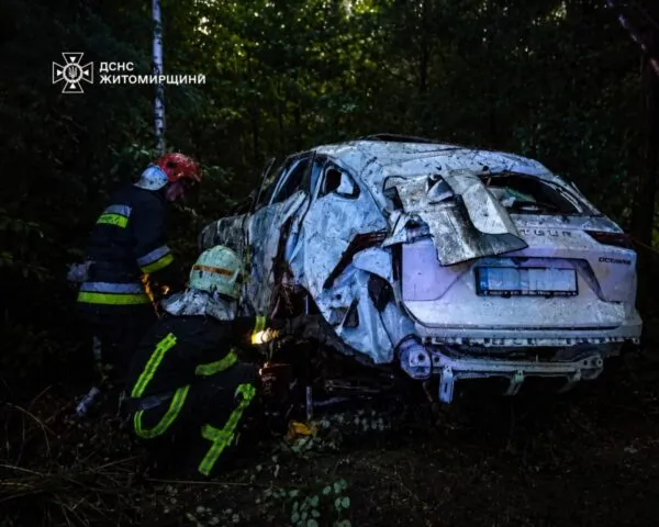 Трагедія на дорозі Житомирщини: авто злетіло у кювет, з-під машини деблокували тіло жінки. ФОТО